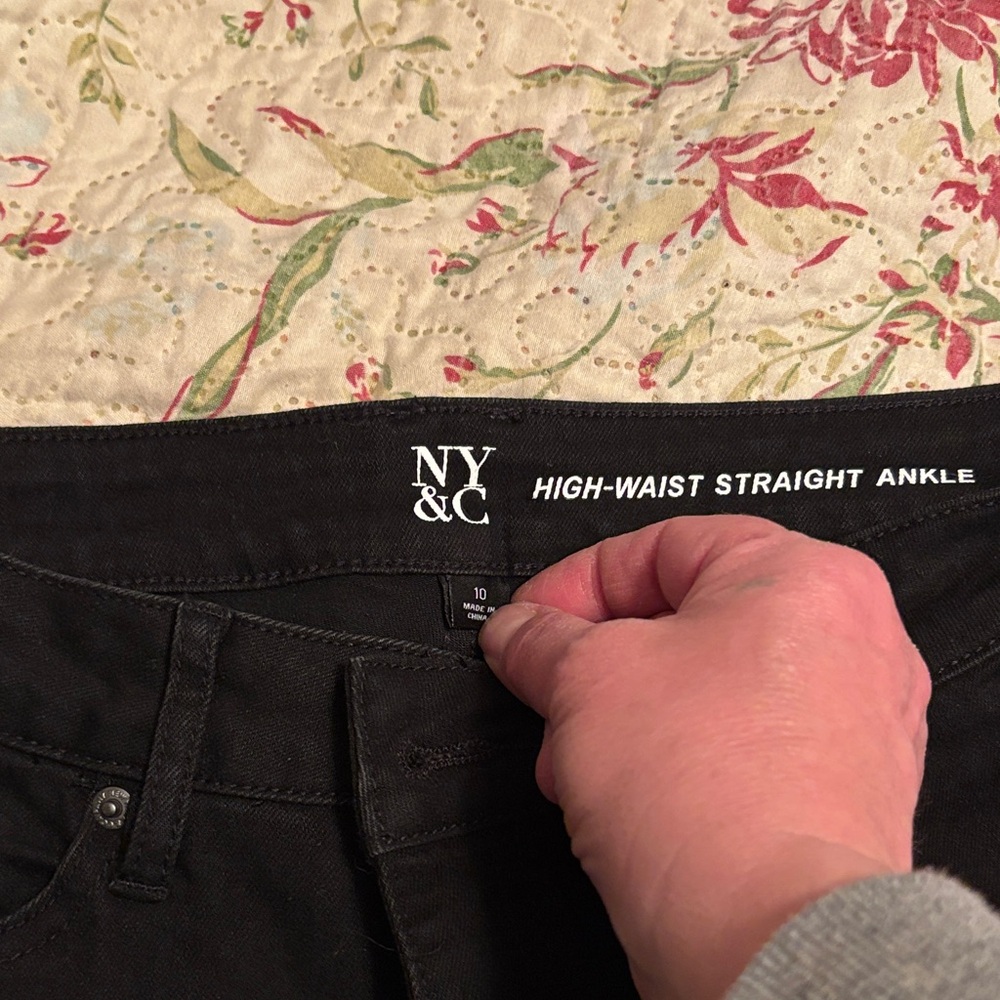 New York & Company High-Waist Straight Ankle Jeans - Black 🌻